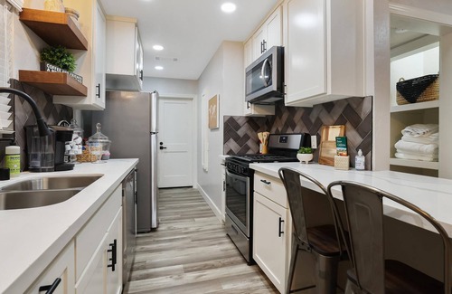 Exeter Apartment | The Sequoia Stunner: Exeters Rocky Hill Retreat