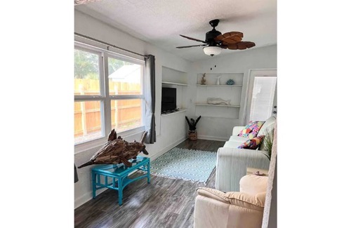 Bayou Oaks House | The Shandy House~Cheerful 3-bedroom Sarasota home