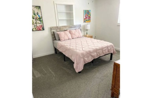 Bayou Oaks House | The Shandy House~Cheerful 3-bedroom Sarasota home