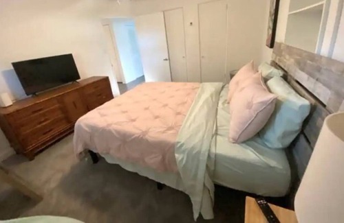 Bayou Oaks House | The Shandy House~Cheerful 3-bedroom Sarasota home