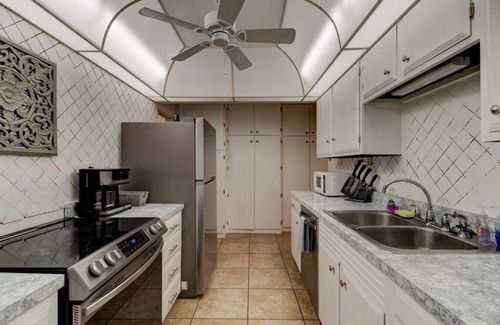 Holly Hill House | The Shark Shack-pet friendly, huge yard and ping pong