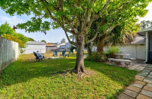 Holly Hill House | The Shark Shack-pet friendly, huge yard and ping pong