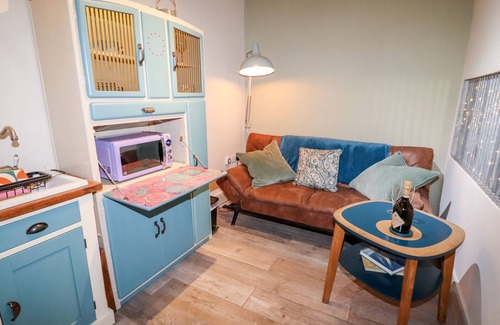 Holmfirth House | THE SHEARER'S HUT, romantic, with a garden in Holme, West Yorkshire