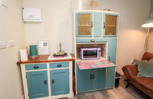 Holmfirth House | THE SHEARER'S HUT, romantic, with a garden in Holme, West Yorkshire
