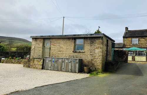Holmfirth House | THE SHEARER'S HUT, romantic, with a garden in Holme, West Yorkshire