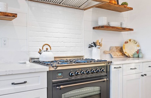 Templeton House | The Shire at Baggins Hill with Spa and Fire Table!