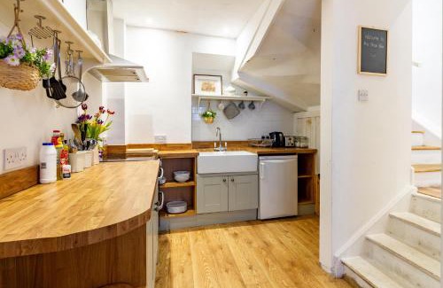 Malmesbury House | The Shoe Box cottage with allocated parking