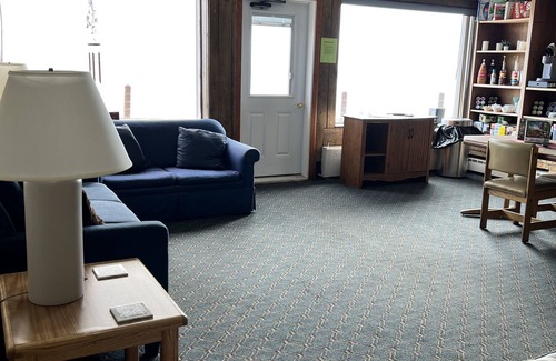 Grand Marais Hotel | The Shoreline Inn