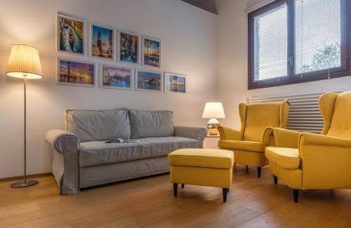 Santa Croce Apartment | The Silk House by LionHost