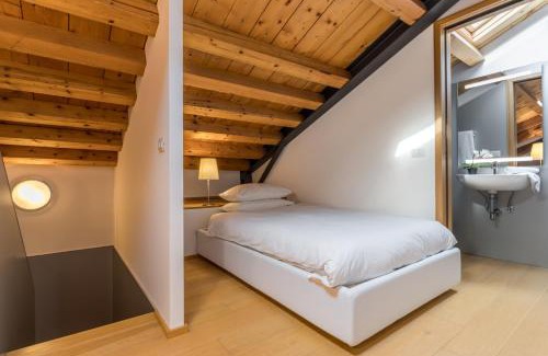 Santa Croce Apartment | The Silk House by LionHost