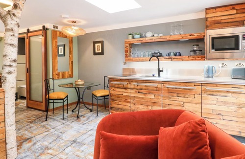 Little Eaton Cottage | THE SILVERBIRCH ROOM, romantic, with a garden in Horsley Woodhouse