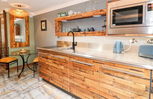 Little Eaton Cottage | THE SILVERBIRCH ROOM, romantic, with a garden in Horsley Woodhouse
