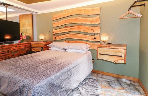 Little Eaton Cottage | THE SILVERBIRCH ROOM, romantic, with a garden in Horsley Woodhouse