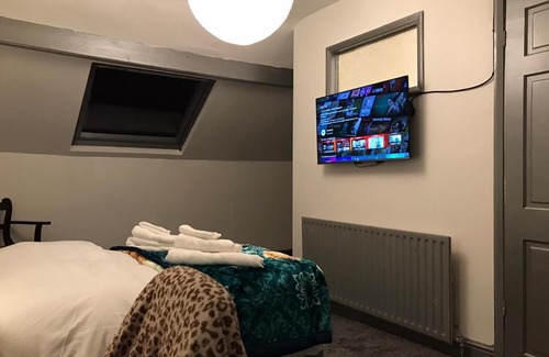 Sheffield House | The Skipton Villa - The HideAway