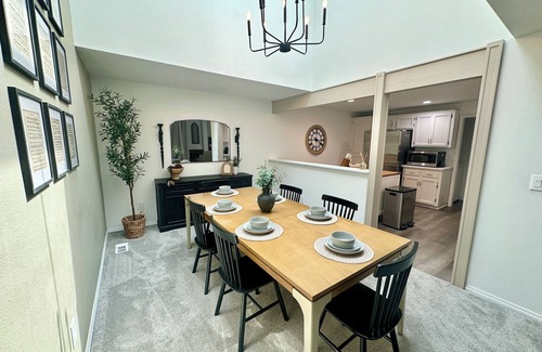 Bull Mountain House | The Skylight Haven - Beautiful Home in Summer Lake
