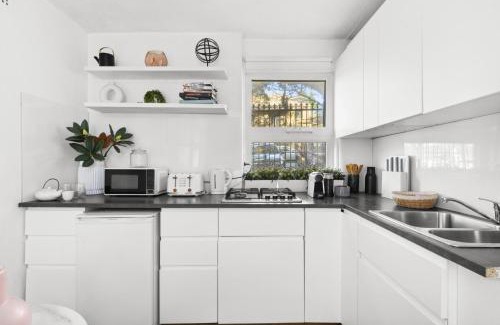 Paddington Apartment | The SmilingStays - Chic Urban Paddington Escape