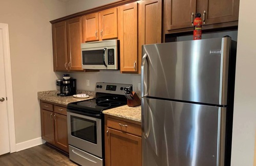 Westerville Apartment | The Snowbird Suite | No Steps | Walk-In Shower!