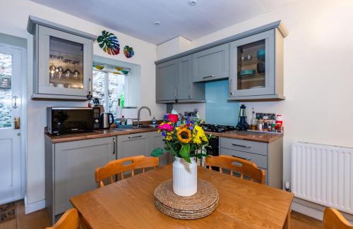 Wells House | The Snug - A Quaint Mews Cottage City Centre
