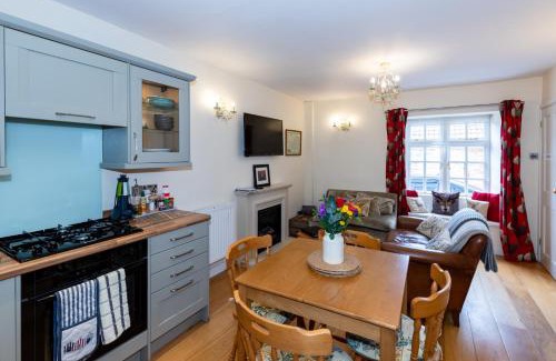 Wells House | The Snug - A Quaint Mews Cottage City Centre