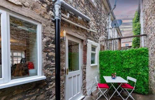 Wells House | The Snug - A Quaint Mews Cottage City Centre