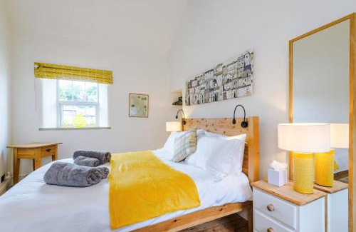 Tideswell House | The Snug - Premium cosy cottage with Log burner and pet friendly