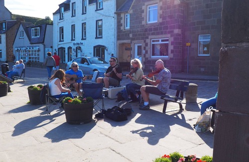 Stonehaven Apartment | The Snug @ the Mill Inn, Stonehaven, Aberdeenshire