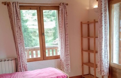 Monetier-les-Bains Ski Chalet | The south-facing chalet for 17 people