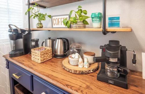 Moore House | The Southern Suburb. 3-bed Pet Friendly, WiFi, Fireplace, Fenced Yard, and Patio
