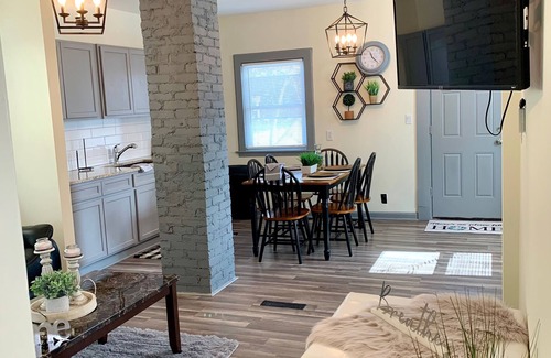 Niagara Falls Villa | The Southside Villa - With Private Yard & Parking, Near Falls & Casino by Niagara Hospitality