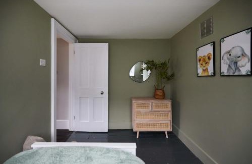 Southwark Apartment | The Southwark Townhouse - Adorable 3BDR House with Garden