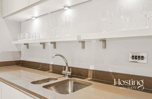 Henley Apartment | The Sovereign Suite - 2-bedroom Luxury Apartment with Parking