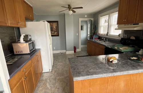 Roanoke House | The Spacious all inclusive main floor apartment in triplex +2 bedroom 1 bath