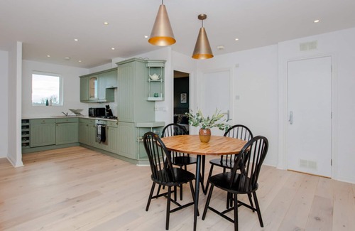 Coppetts Apartment | The Sparkford Gardens - Lovely 2BDR with Balcony