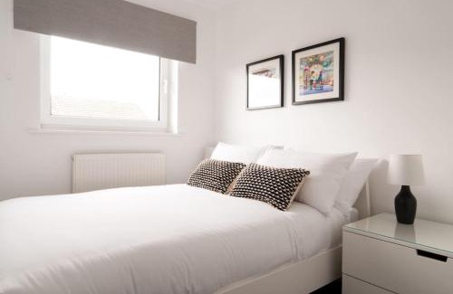 Cheltenham House | The Spitfire - Renovated 3-bed house in Cheltenham, SLEEPS 8