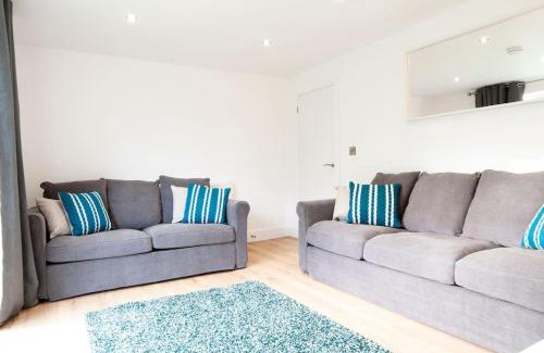 Cheltenham House | The Spitfire - Renovated 3-bed house in Cheltenham, SLEEPS 8