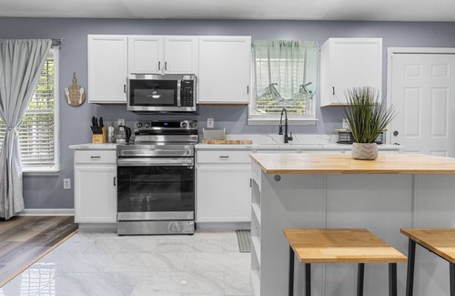 Pittsburgh House | The Spot -Peaceful renovated 3-bedroom Retreat in the Heart of Atlanta AC/Wi-Fi!