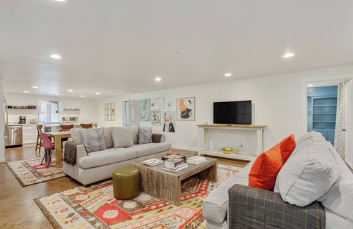 Metropolitan Apartment | The Squares of Savannah: Chic Modern Apartment on Forsyth by Lucky Savannah