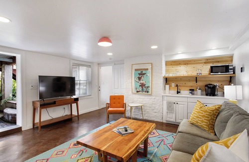 Savannah Victorian District Apartment | The Squares of Savannah: Modern Chic Apartment by Lucky Savannah