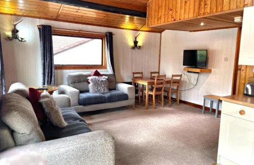 Llanybri Cabin | The Squirrel Lodge - Hot Tub - Pet Friendly - Pembrokeshire-Tenby