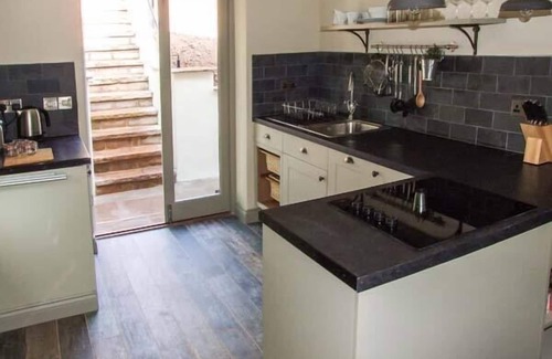 Ross-on-Wye Cottage | THE STABLE, character holiday cottage, with hot tub in Deepdean