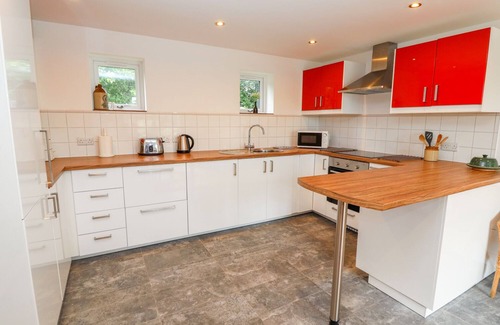 Norley Cottage | THE STABLES, family friendly, with a garden in Norley