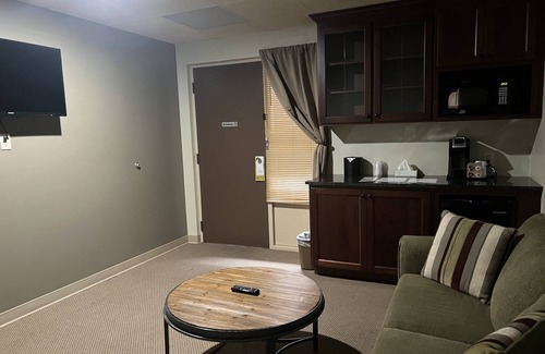 Salem Hotel | The Stables Inn and Suites
