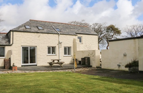 Holsworthy Cottage | THE STABLES, pet friendly, with pool in Holsworthy