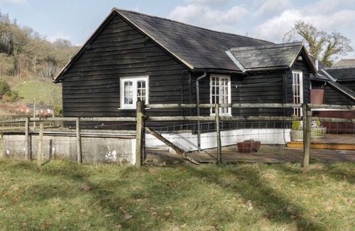 Garthmyl Cottage | THE STABLINGS COTTAGE, pet friendly, with hot tub in Garthmyl