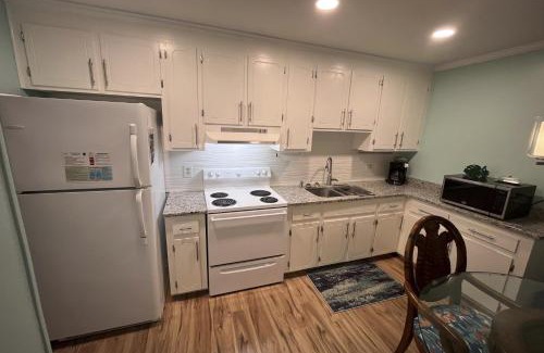 Emerald Isle House | The Stanley Cottage (Downstairs)