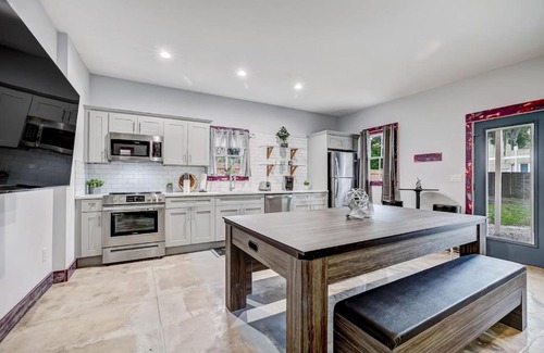 Springfield Apartment | The Staple Apartment Unit 1 - Free parking