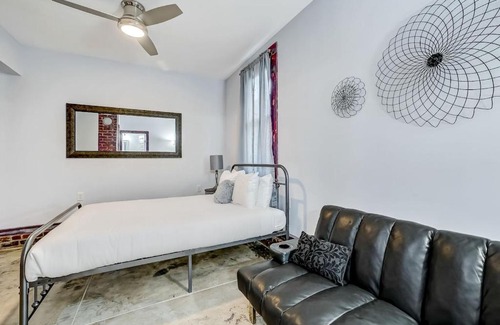 Springfield Apartment | The Staple Apartment Unit 1 - Free parking
