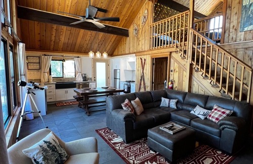Upper Moonridge Cabin | The Stargazer Chalet-Your Big Bear Experience with Ridgetop and Ski Slope Views!