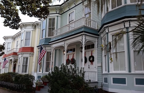 Historic Downtown Savannah House | "The Stella" Vintage Fun & Artsy Victorian w/Parking = Family & Friends Getaway
