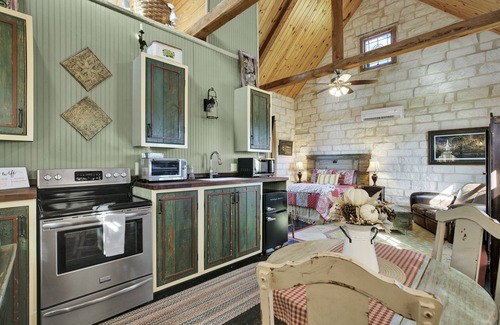 Grapetown Cottage | The Stone Cottage for 2 @ TimberRose Ranch hot tub
